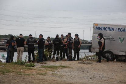 Agentes de la Policía Nacional ejecutan una investigación para esclarecer el hecho.