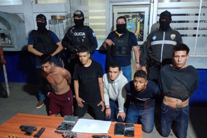 En Vinces los cinco detenidos fueron sometidos por la policía y entregaron todo lo que tenían.