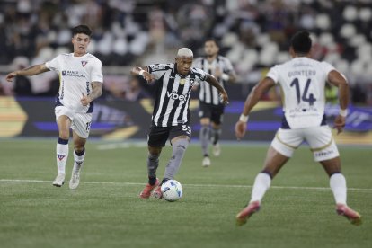 Danilo dos Santos (c) de Botafago controla el balón este jueves, durante un partido de octavos de final de la Copa Libertadores entre Botafago y LDU Quito en el estadio Olímpico Nilton Santos en Río de Janeir.