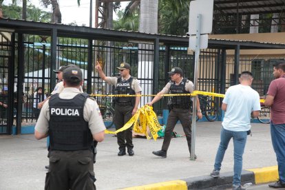 Policías acudieron al sitio para recabar indicios y retirar el cuerpo.