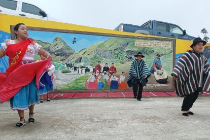 Un grupo de danza local recibe a los visitantes con sus bailes.