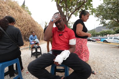 Javier Pavón, en los exteriores del Hospital de Los Ceibos, indignado por la poca atención que recibió en el IESS.