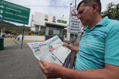 Bolívar sostiene el Diario de EXTRA donde se publicó un reportaje de la serie periodística Los dueños de la salud.
