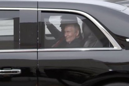 Trump y Putin conversan mientras se desplazan en el Cadillac One, el vehículo presidencial estadounidense, rumbo a la cumbre en Alaska.