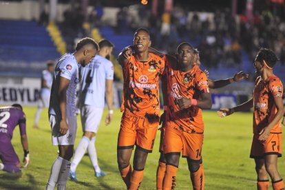 Libertad venció a Universidad Católica en el primer duelo de LigaPro 2025.