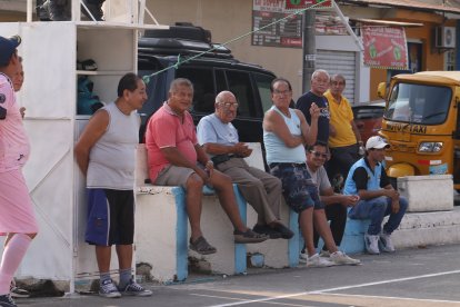 En la cancha de El Cóndor, la mayoría de jugadores son de la tercera edad.