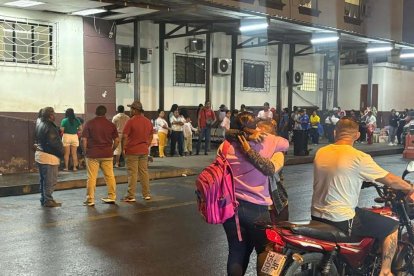 Familiares de la pareja fallecida llegaron hasta el hospital de Babahoyo.