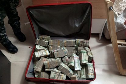 El dinero estaba distribuido en fajos de billetes de varias denominaciones.