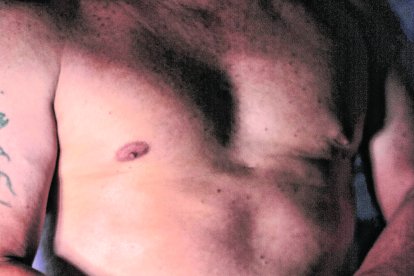 Roberto expresa su preocupación por la disminución de sus ingresos debido al aumento de competidores en el mercado digital sexual.