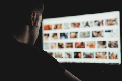 Psicólogo alerta que el consumo compulsivo de pornografía puede llevar a la pérdida de control.