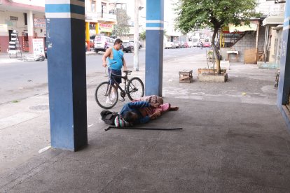 Los moradores y vendedores han buscado ayudarlo, pero las instituciones gubernamentales no atienden los pedidos.