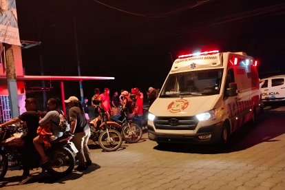 Personal del Cuerpo de Bomberos de Quinindé atendió la emergencia ocurrida afuera de un bar en el recinto La Independencia.