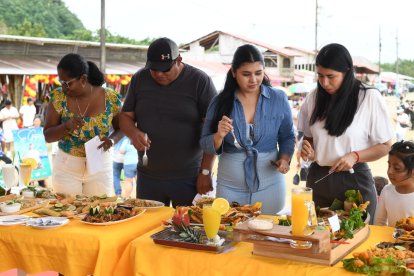 En la playita de Bunche, en Muisne, el jurado prueba los platos que participaron en el Festival del Camotillo.