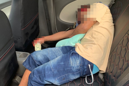 El joven tiroteado quedó con un billete de 20 dólares en su mano derecha.