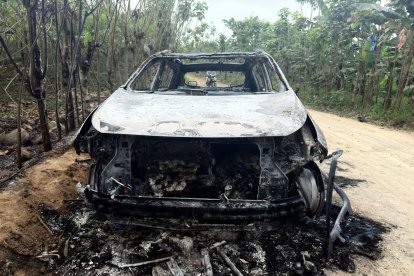 Vehículo incinerado en la vía a Puerto Limón habría sido usado por los atacantes para escapar tras la masacre en Santo Domingo.