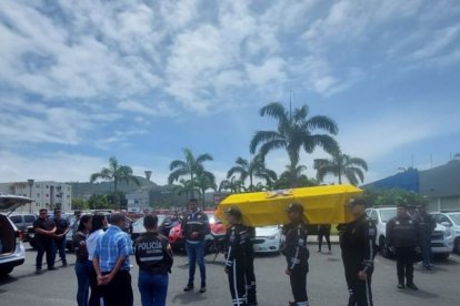 Sus compañeros le rendieron en el lugar donde trabajo por varios años.