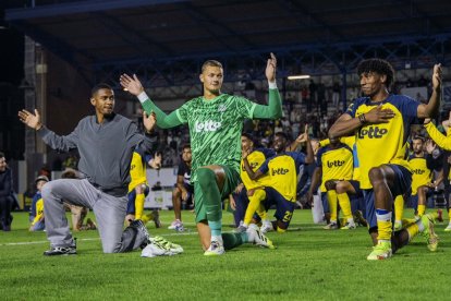 Kevin Rodríguez (d), junto a sus compañeros, agradecen la hinchada en las gradas.