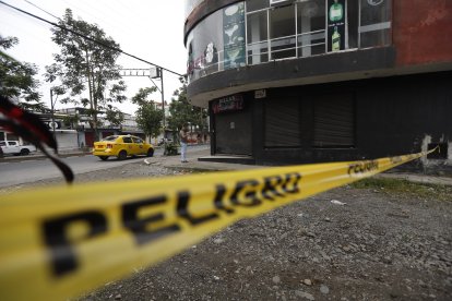 En este sitio se produjo la masacre. El negocio estaba cerrado, en la avenida Calazacón.