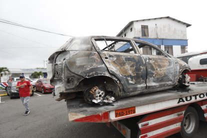 Este vehículo apareció quemado en la parroquia Puerto Limón, Santo Domingo.
