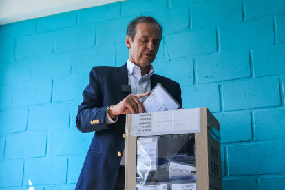 El expresidente y actual candidato a la Presidencia de Bolivia, Jorge 'Tuto' Quiroga, al votar este domingo en las elecciones generales en las que avanzó a segunda ronda, en La Paz (Bolivia).