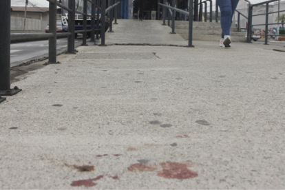 En el lugar aún habían manchas de sangre, producto del balazo que recibió la víctima.