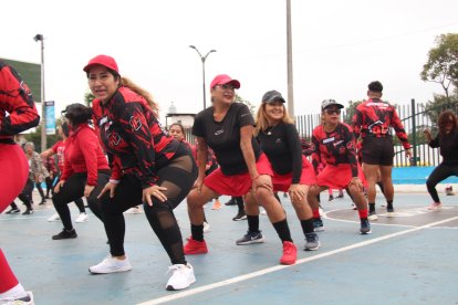 Las coreografías son practicadas hasta que los pasos quedan aprendidos.