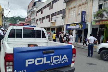 El asesinato de Édgar Aguayo se produjo en el interior de su farmacia, ubicada en las calles 9 de Octubre y Sucre, en el centro de Esmeraldas.