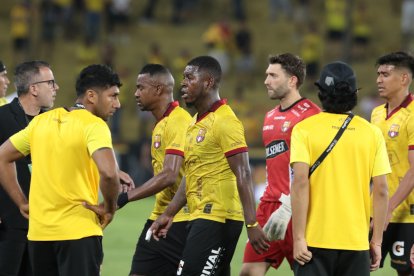 Los rostros de los futbolistas del Barcelona SC tras perder 2-0 ante Macará.