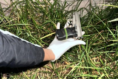 Esta arma le encontraron al joven intruso.