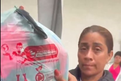 La familiar de una paciente muestra la funda con las medicinas y pañales que debió comprar para su allegado.