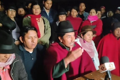 Leónidas Iza, ex presidente de la CONAIE en rueda de prensa en la comunidad de San Ignacio en Toacaso.