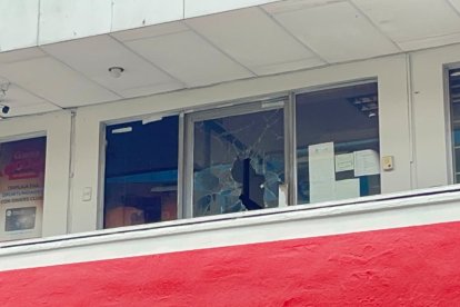 Los delincuentes irrumpieron en la oficina de la gasolinera.