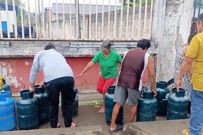 Los esmeraldeños realizan largas filas desde la madrugada para poder adquirir un cilindro de gas doméstico.