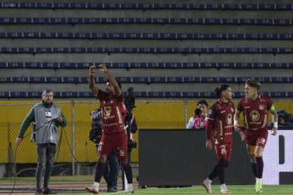 Los jugadores de Mushuc Runa celebran el tanto de Cristian Penilla.
