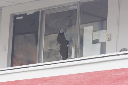 Así quedó la oficina de la gasolinera.