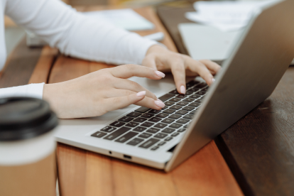 El sistema educativo incluirá módulos obligatorios para identificar riesgos de estafas mediante inteligencia artificial y proteger datos personales.