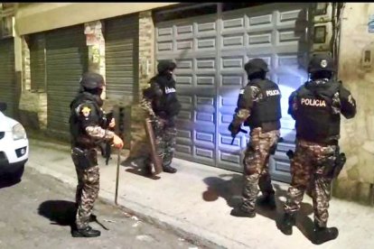 En la intervención policial, varias personas fueron detenidas.