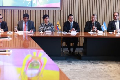 Daniel Noboa, acompañado de la canciller Gabriela Sommerfeld y el ministro Luis Alberto Jaramillo, en reunión con empresarios argentinos.