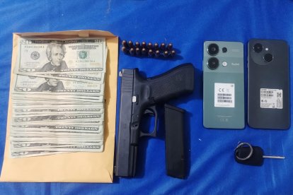 Las evidencias encontradas en poder de los detenidos.