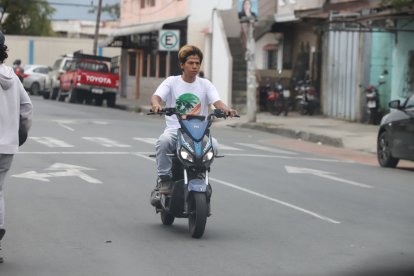 Conductores de motos particulares también cometen esta infracción.
