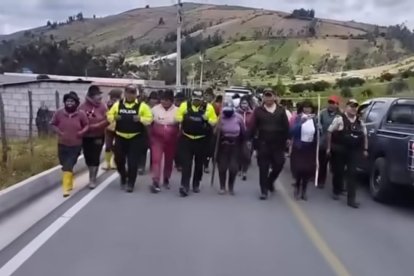 Los comuneros acompañaron a los policías hasta el ingreso a San Ignacio.