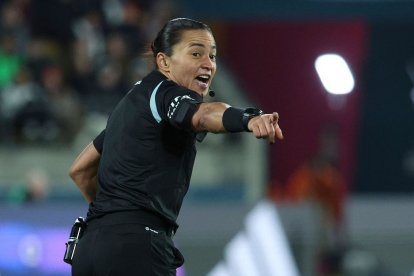 La árbitra brasileña Edina Alves fue el blanco de las críticas del entrenador y parte del staff de Mushuc Runa.