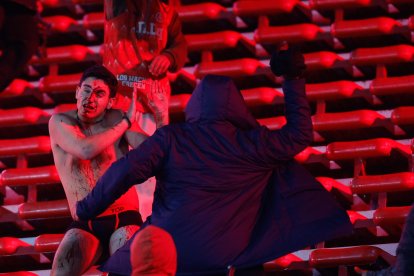 AMDEP1476. AVELLANEDA (ARGENTINA), 20/08/2025.- Hinchas se enfrentan este miércoles, en un partido de los octavos de final de la Copa Sudamericana entre Independiente y Universidad de Chile en el estadio Libertadores de América en Avellaneda (Argentina). EFE/ Juan Ignacio Roncoroni