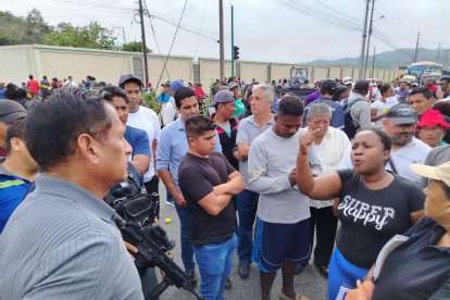 El gobernador de Esmeraldas, Juan Jaramillo, acudió al lugar para dialogar con los dirigentes barriales.