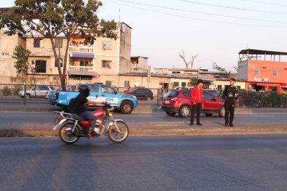 A pocos metros del sitio del siniestro hay un paso peatonal elevado.