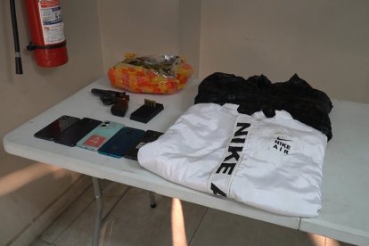 La policía les cayó en la habitación y allí encontraron toda la evidencia.