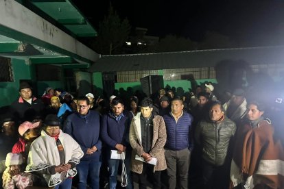 Los policias fueron entregados a los representantes de la Defensoria del Pueblo, Cruz Roja y la Tenencia Politica de Toacaso.