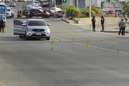 En la escena los agentes de Criminalística recopilaron varios indicios balísticos