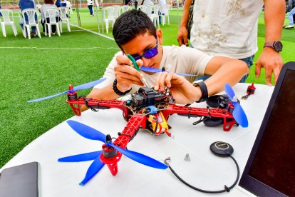 Algunos drones presentaron fallas en la presentación, pero sus creadores lograron repararlos durante la competencia.