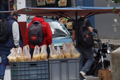 Los pollos estarían siendo distribuidos en las tiendas y negocios de las parroquias La Ecuatoriana y Chillogallo.